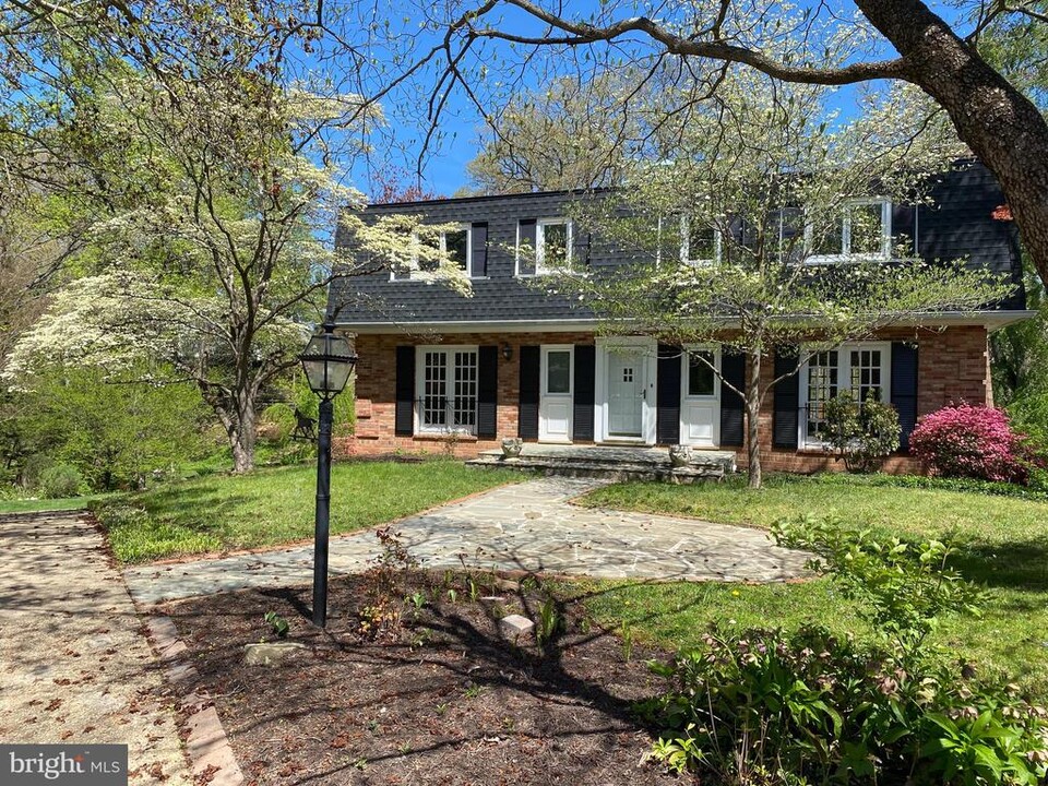 1011 Shipman Ln in McLean, VA - Building Photo