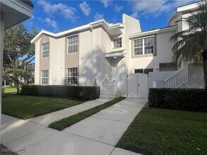 3740 Fieldstone Blvd in Naples, FL - Building Photo - Building Photo