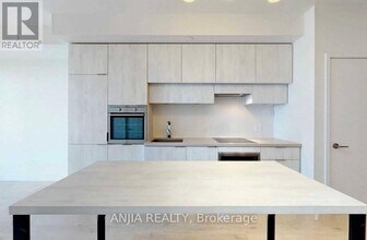 8 Eglinton Ave E in Toronto, ON - Building Photo - Building Photo