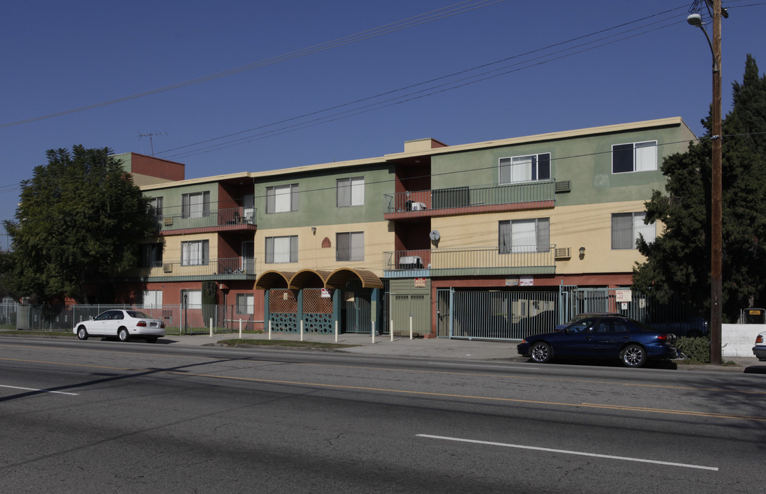 13535 Victory Blvd Apartments in Van Nuys, CA - Foto de edificio