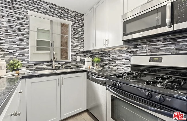 1733 Malcolm Ave in Los Angeles, CA - Building Photo - Building Photo