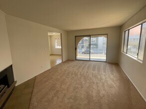 324 E Balboa Blvd, Unit B in Newport Beach, CA - Building Photo - Building Photo