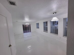 19340 SW 103rd Ct in Cutler Bay, FL - Foto de edificio - Building Photo
