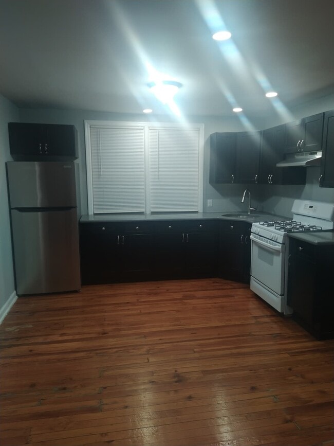 121 W 28th St, Unit 3 in Bayonne, NJ - Building Photo - Building Photo