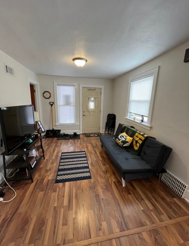 3541 S 92nd St, Unit Lower Unit in Milwaukee, WI - Foto de edificio - Building Photo