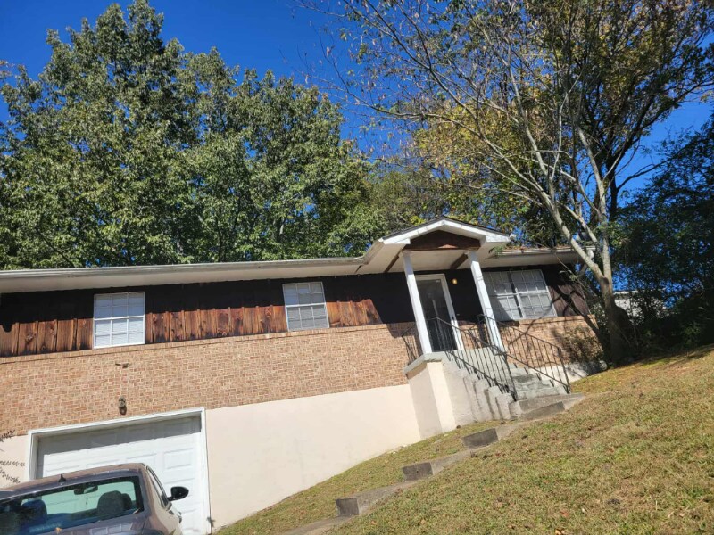 213 Hilltop Dr in Rossville, GA - Building Photo