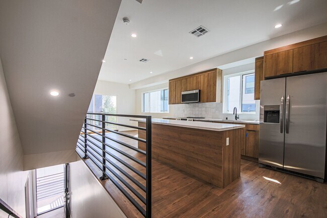 2129.2 Aaron St-Unit -2129 Aaron St Unit #2 in Los Angeles, CA - Building Photo - Building Photo