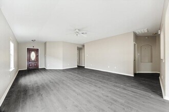 7901 Fallen Oak Ln in Texas City, TX - Foto de edificio - Building Photo