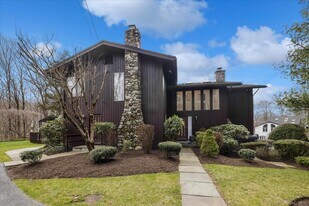 693 Den Rd in Stamford, CT - Building Photo