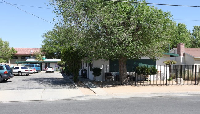 38130 11th St E in Palmdale, CA - Foto de edificio - Building Photo