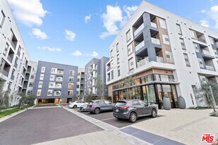 5075 Camino De La Siesta in San Diego, CA - Building Photo