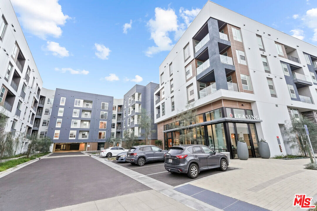 5075 Camino De La Siesta in San Diego, CA - Building Photo