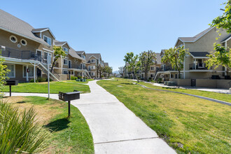 Sierra Canyon Apartments in Canyon Country, CA - Building Photo - Building Photo