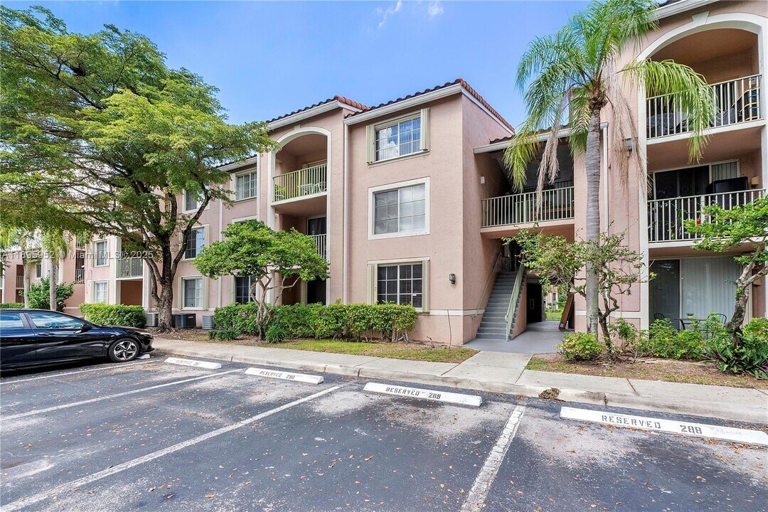 12148 St.Andrews Pl in Miramar, FL - Foto de edificio