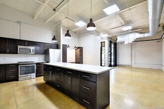 3363 E Commerce St in San Antonio, TX - Building Photo - Building Photo