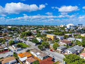 1050 SW 9th St in Miami, FL - Building Photo - Building Photo