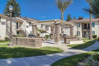 University Plaza in Fresno, CA - Foto de edificio - Building Photo