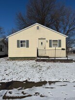 928 W Waggoner St in Decatur, IL - Building Photo