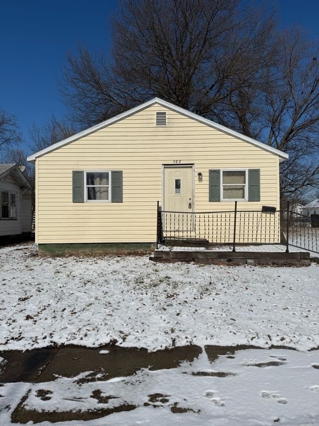 property at 928 W Waggoner St