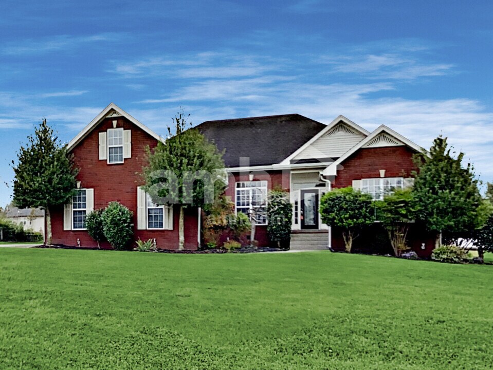 201 Fox Hunt Ln in Lebanon, TN - Building Photo