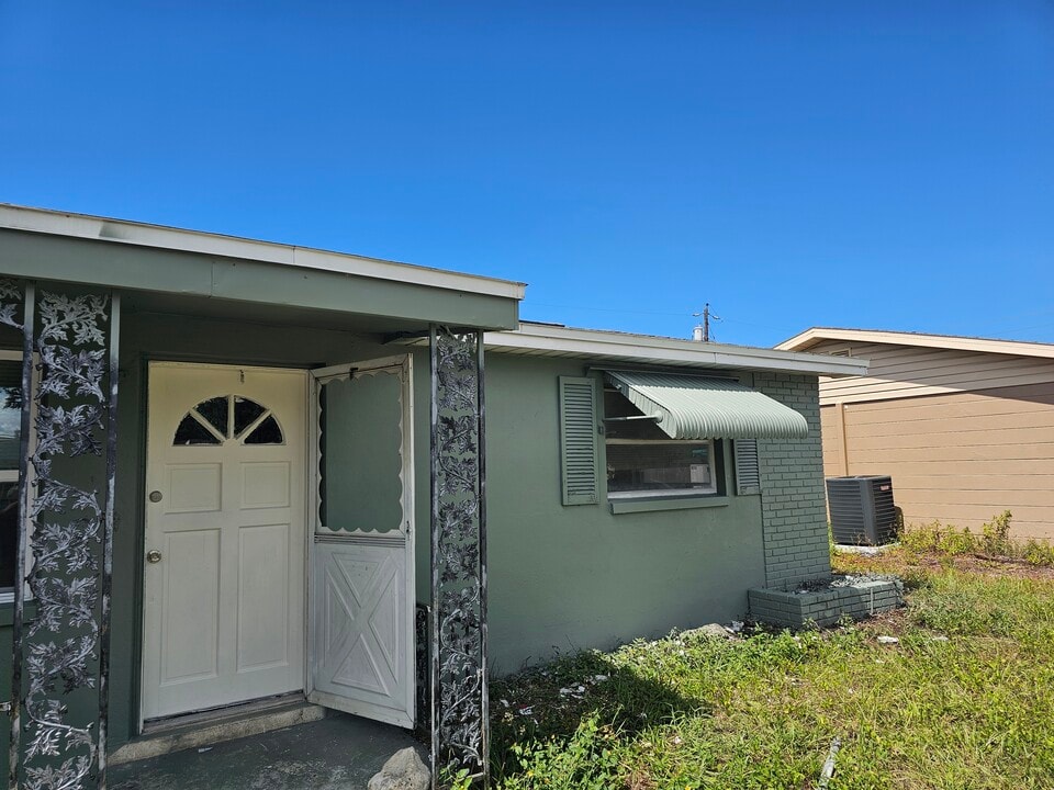 1433 Brightwell Dr in Holiday, FL - Building Photo