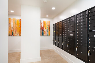 Kingsley Diplomat Apartments in Los Angeles, CA - Building Photo - Interior Photo