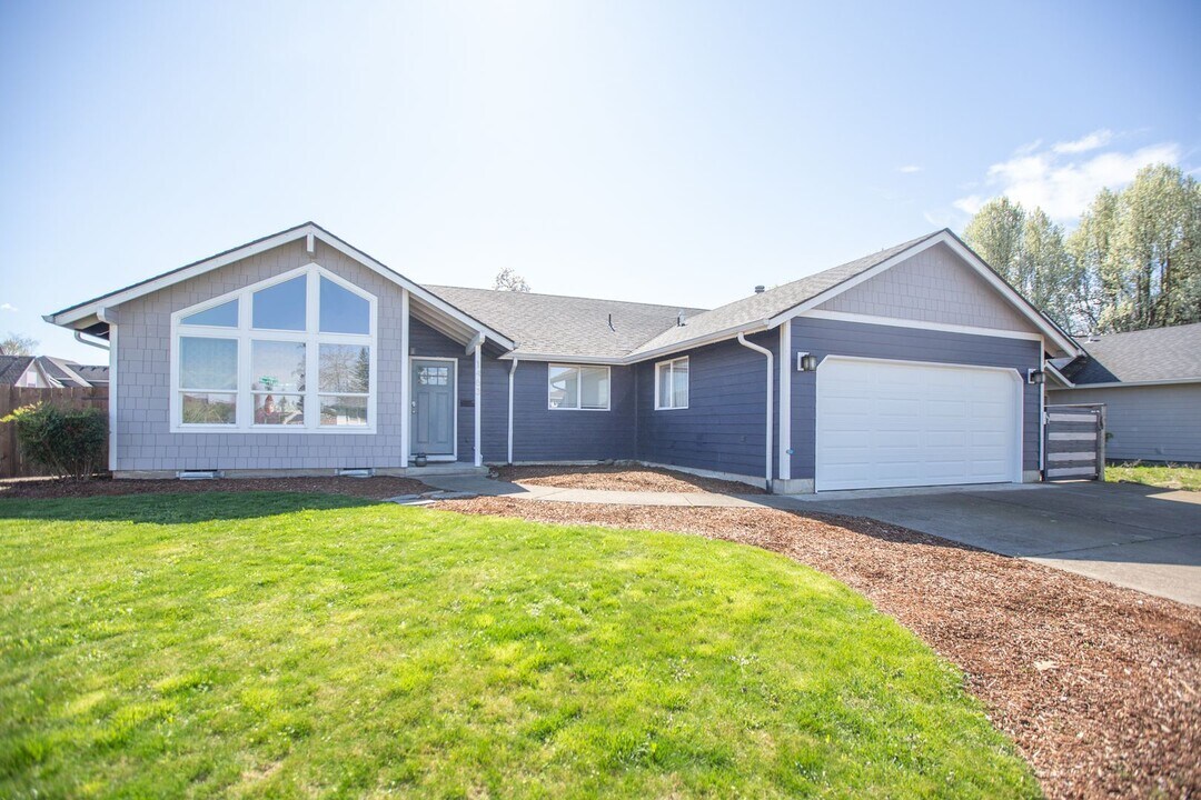 1463 SE 11th Loop in Canby, OR - Building Photo