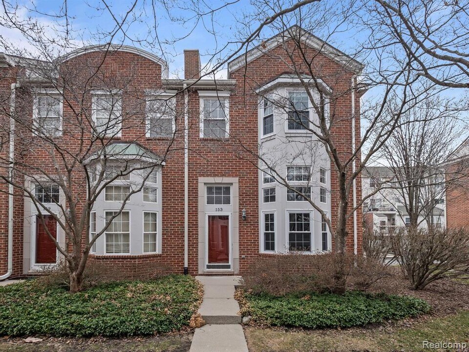 153 N Georgetown Sq in Royal Oak, MI - Foto de edificio