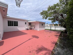 6781 W 11th Ct in Hialeah, FL - Building Photo - Building Photo