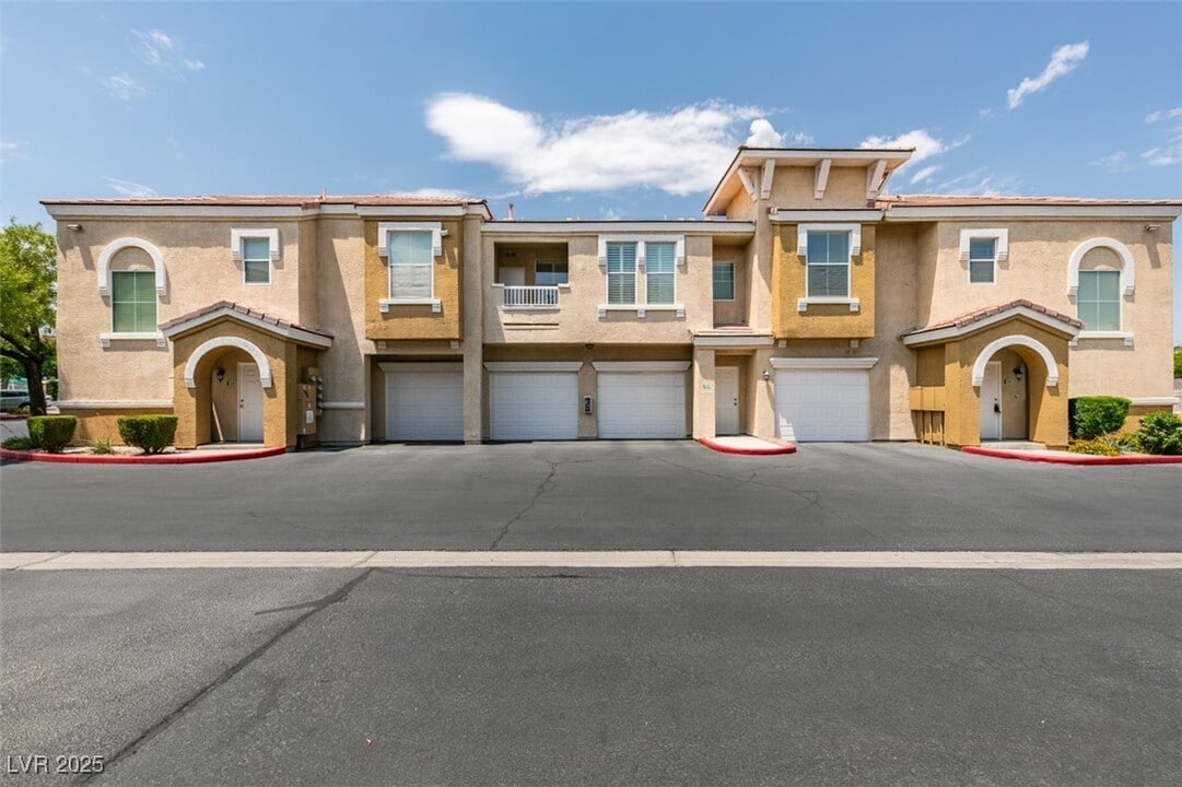 10001 Peace Way in Las Vegas, NV - Building Photo
