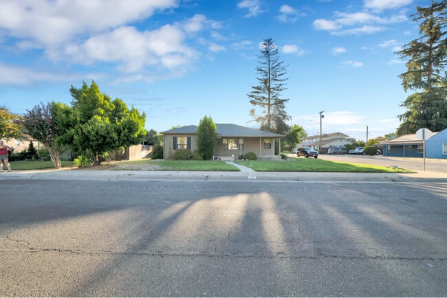 1301 S Lee Ave in Lodi, CA - Building Photo - Building Photo