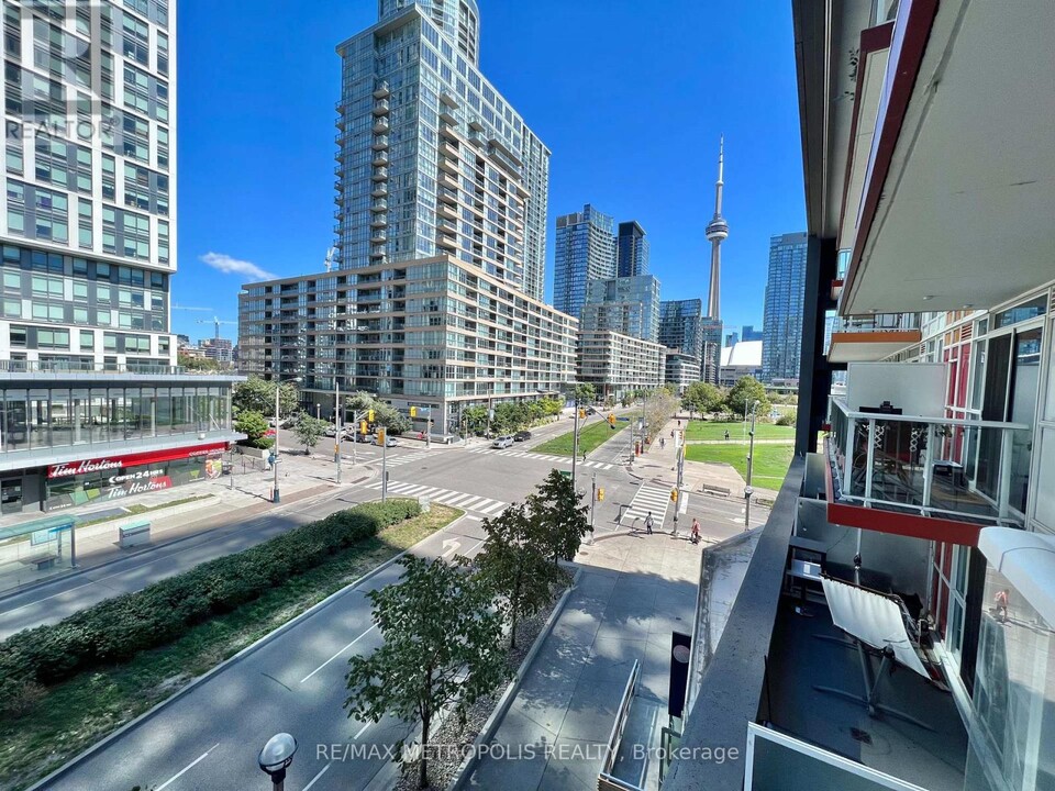 85-585 Queens Wharf Rd in Toronto, ON - Building Photo