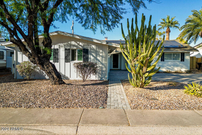 8656 E Solano Dr in Scottsdale, AZ - Foto de edificio - Building Photo