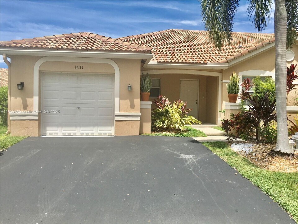 1631 Orion Ln in Weston, FL - Building Photo