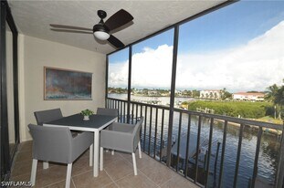 271 Southbay Dr in Naples, FL - Building Photo