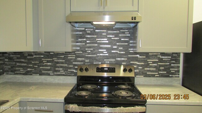 502 George St in Throop, PA - Building Photo - Building Photo