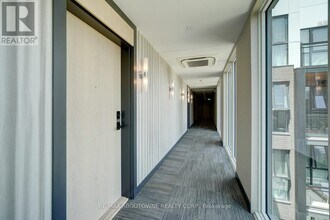 150 Sabina Dr in Oakville, ON - Building Photo - Building Photo