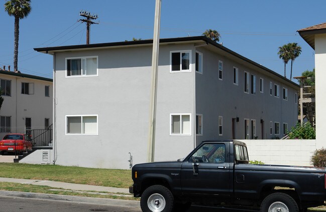 16-26 College Dr in Ventura, CA - Building Photo - Building Photo