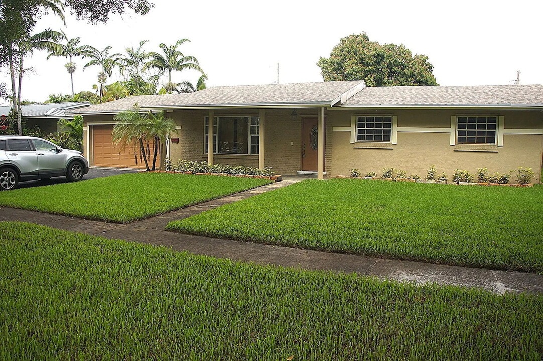 5221 SW 5th St in Fort Lauderdale, FL - Building Photo
