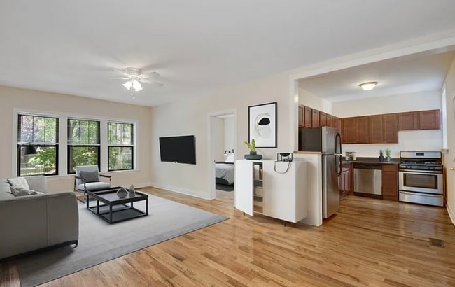 628 W Cornelia Ave, Unit 2E