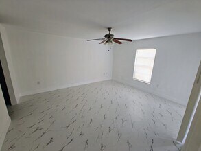 151 Cypress Way E, Unit D-103 in Naples, FL - Building Photo - Building Photo