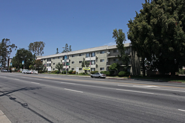 Oak Tree Apartments in Van Nuys, CA - Foto de edificio - Building Photo