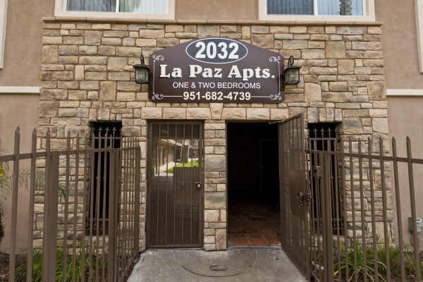 La Paz Apartments in Riverside, CA - Foto de edificio