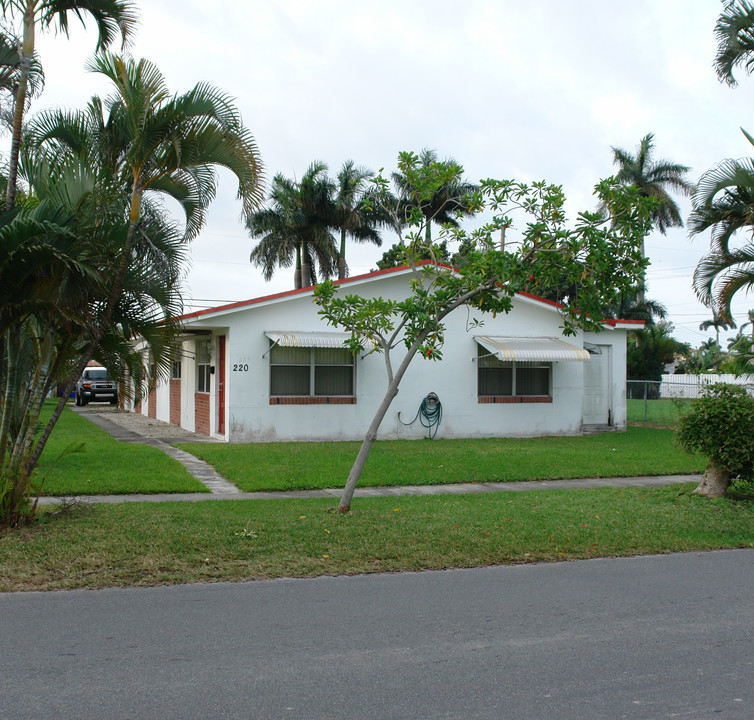 220-224 NE 1st St in Dania Beach, FL - Building Photo