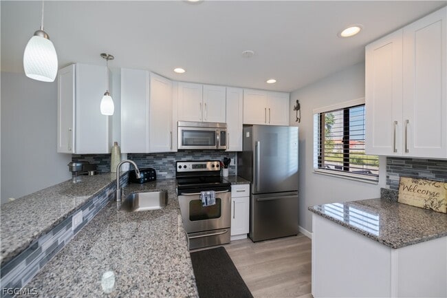 4790 S Cleveland Ave in Ft. Myers, FL - Foto de edificio - Building Photo