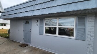 202 Bedford Trail in Sun City Center, FL - Building Photo