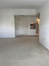 17440 NW 67th Ct in Hialeah, FL - Foto de edificio - Building Photo