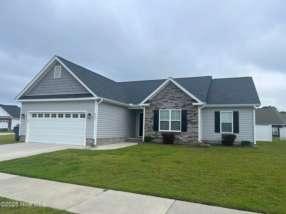 620 Moonstone Ct in Winterville, NC - Building Photo