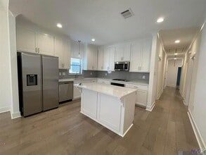 9905 Stone Water Dr in Baton Rouge, LA - Foto de edificio - Building Photo