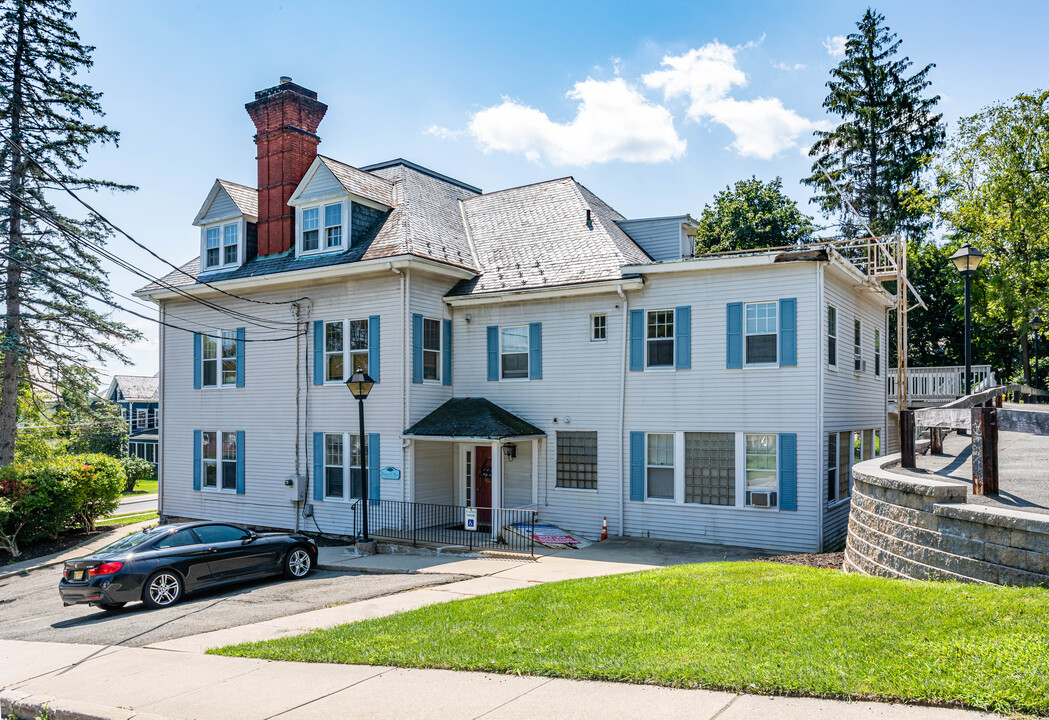 122-124 Main Professional Center in Newton, NJ - Building Photo